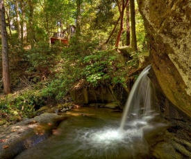 Thunder Falls- Cabin Perched Over 10ft Waterfalls!