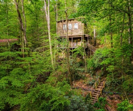 The TreeHouse - Rocking Chair Deck with Hot Tub below, Walking Distance to Downtown Helen, Sleeps 5