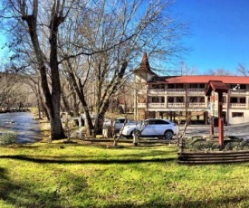 Riverbend Motel & Cabins