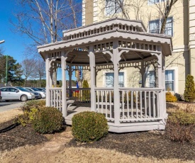 Comfort Inn & Suites near Six Flags