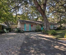 Cozy Coastal Cottage Walk to Shops and Beach!