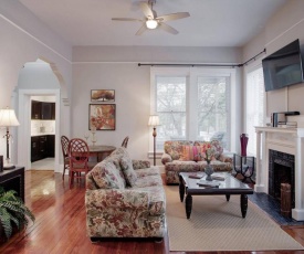 420Waldburg A · Modern Apt with Southern Charm Blocks from Forsyth