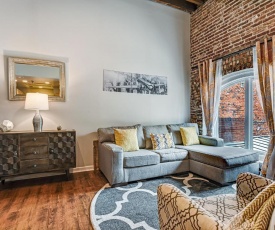 New Listing- Stay Social on Congress Street! Steps from all the Fun of Downtown Savannah