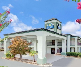 Days Inn & Suites by Wyndham Stockbridge South Atlanta