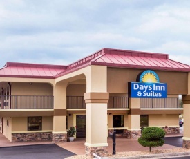 Days Inn & Suites by Wyndham Warner Robins Near Robins AFB