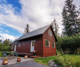 Secluded Seward Home Patio, 2 Mi to Kenai Fjords!