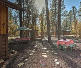 Cozy Pinetop Cabin with Patio in Woodland Lake Park!