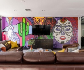 Luna & Stellar - Modern Artist's Loft Buyout w 10 BRs, Patio & Billiards