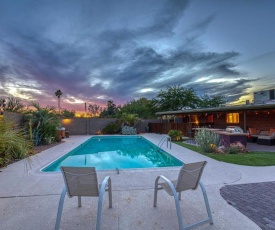 Spacious Oasis with Hot Tub, 6Mi to Saguaro Park