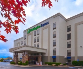 Holiday Inn Express & Suites Fayetteville University of Arkansas Area, an IHG Hotel