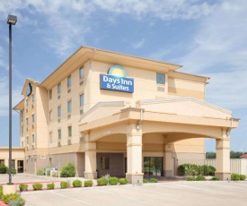 Days Inn & Suites by Wyndham Russellville