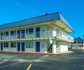 Motel 6-Russellville, AR