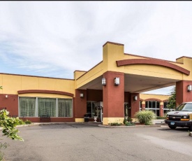 Clarion Hotel & Suites Hamden - New Haven