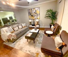 Luxurious Midtown 1Bed1Bath sleeps 5-6, with balcony & free parking for 1 car