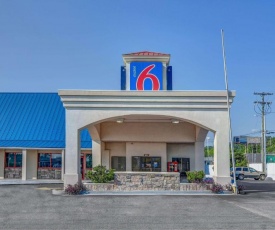 Motel 6-Calhoun, GA