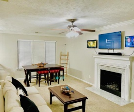 5Min From AirPort, King Beds, 70inch TV, Family Fun